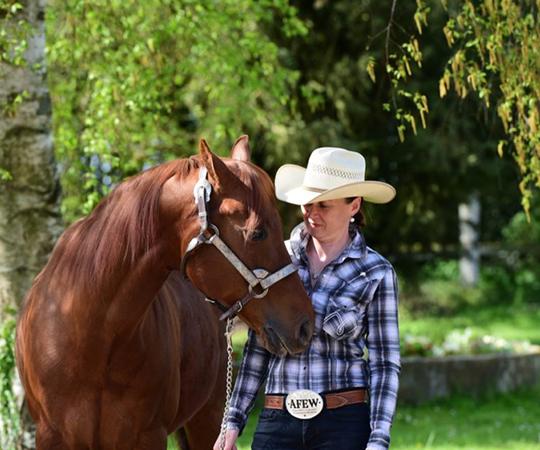 madame NAVILLOD MAIGNAN avec un cheval